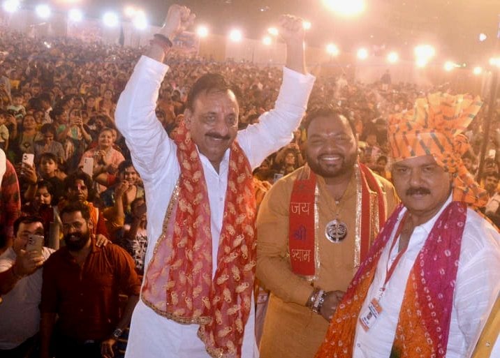 सहारनपुर के भूतेश्वर मैदान पर आयोजित भजन संध्या में भजन गाते कन्हैया मित्तल सहारनपुर के भूतेश्वर मैदान पर आयोजित भजन संध्या में भजन गाते कन्हैया मित्तल
