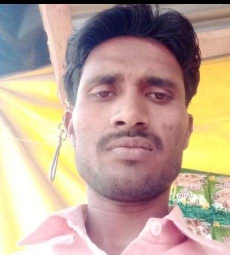 संतोष श्रीवास्तव, हाथरस में मरने वाले युवक का फाइल फोटो संतोष श्रीवास्तव, हाथरस में मरने वाले युवक का फाइल फोटो