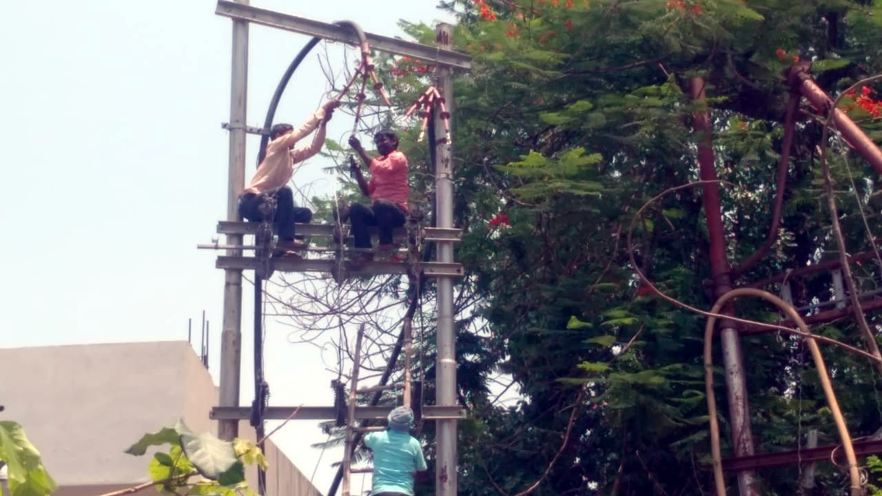 आंधी में गिरे पेड़ से टूटे बिजली के तार