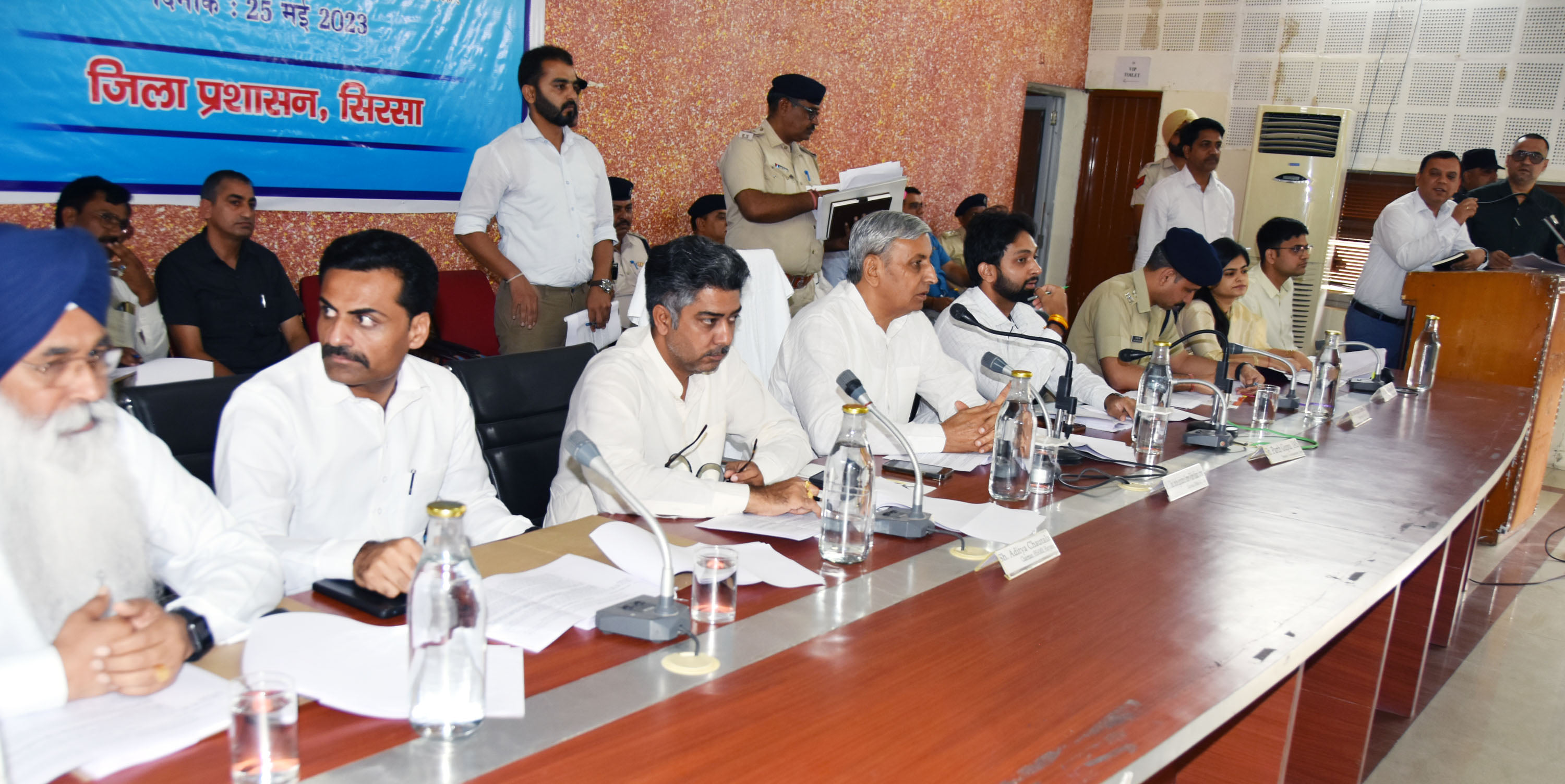 चायत भवन में कष्ट निवारण समिति की बैठक में अपनी समस्या बताते शहरवासी। संवाद चायत भवन में कष्ट निवारण समिति की बैठक में अपनी समस्या बताते शहरवासी। संवाद