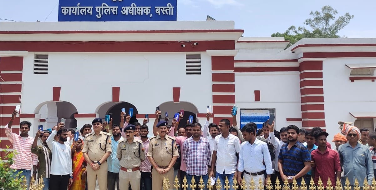 पुलिस ने गायब 154 मोबाइल बरामद करके लोगों को सौपा। पुलिस ने गायब 154 मोबाइल बरामद करके लोगों को सौपा।