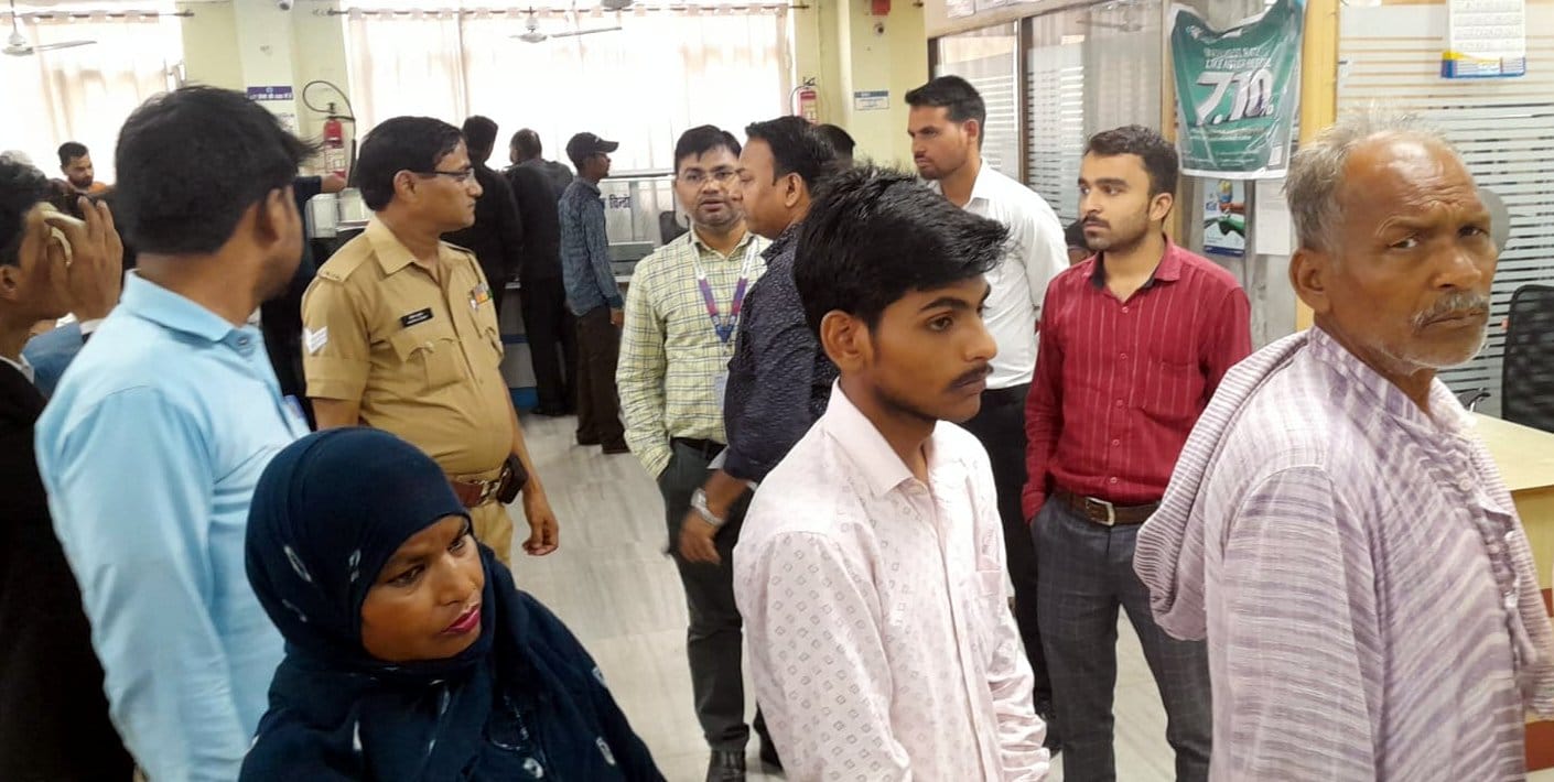 स्टेट बैंक में दो हजार के नोट बदलते लोग