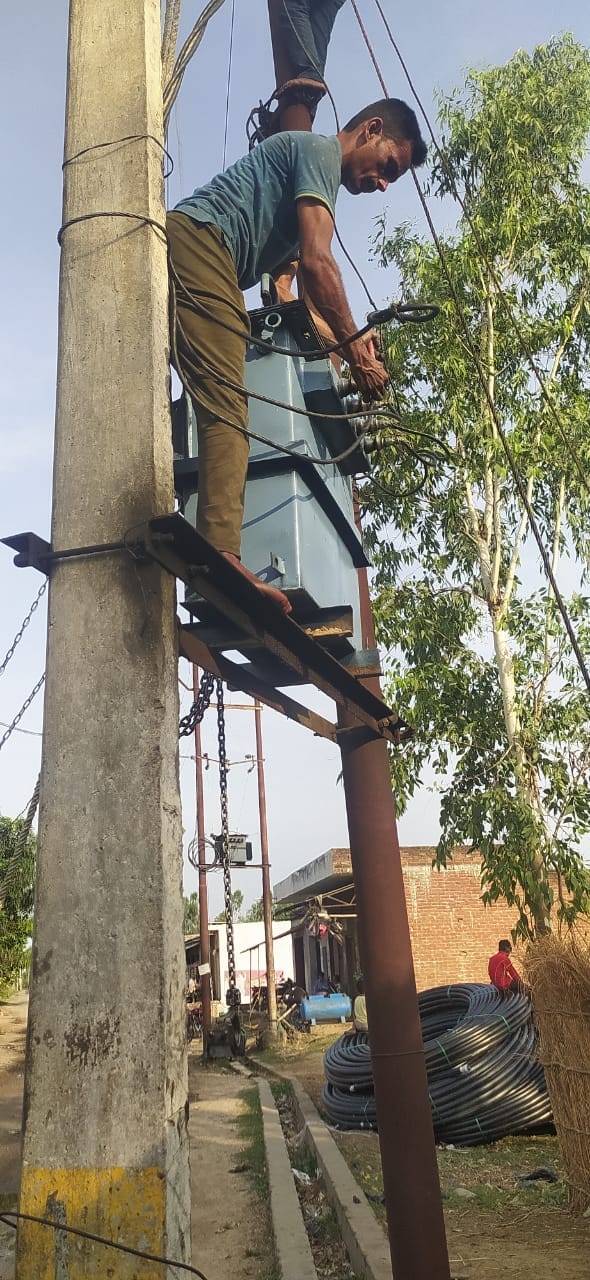 शाहजहांपुर में आंधी के दौरान तारों पर गिरा पेड़।