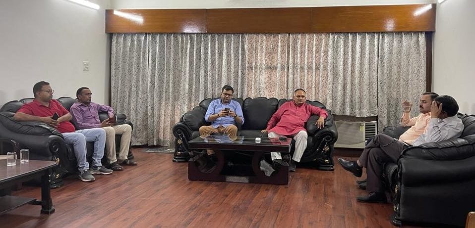 फोटो 07.  लोक निर्माण विभाग के विश्राम गृह में अधिकारियों के साथ बैठक करते भाजपा नेता राजीव जैन