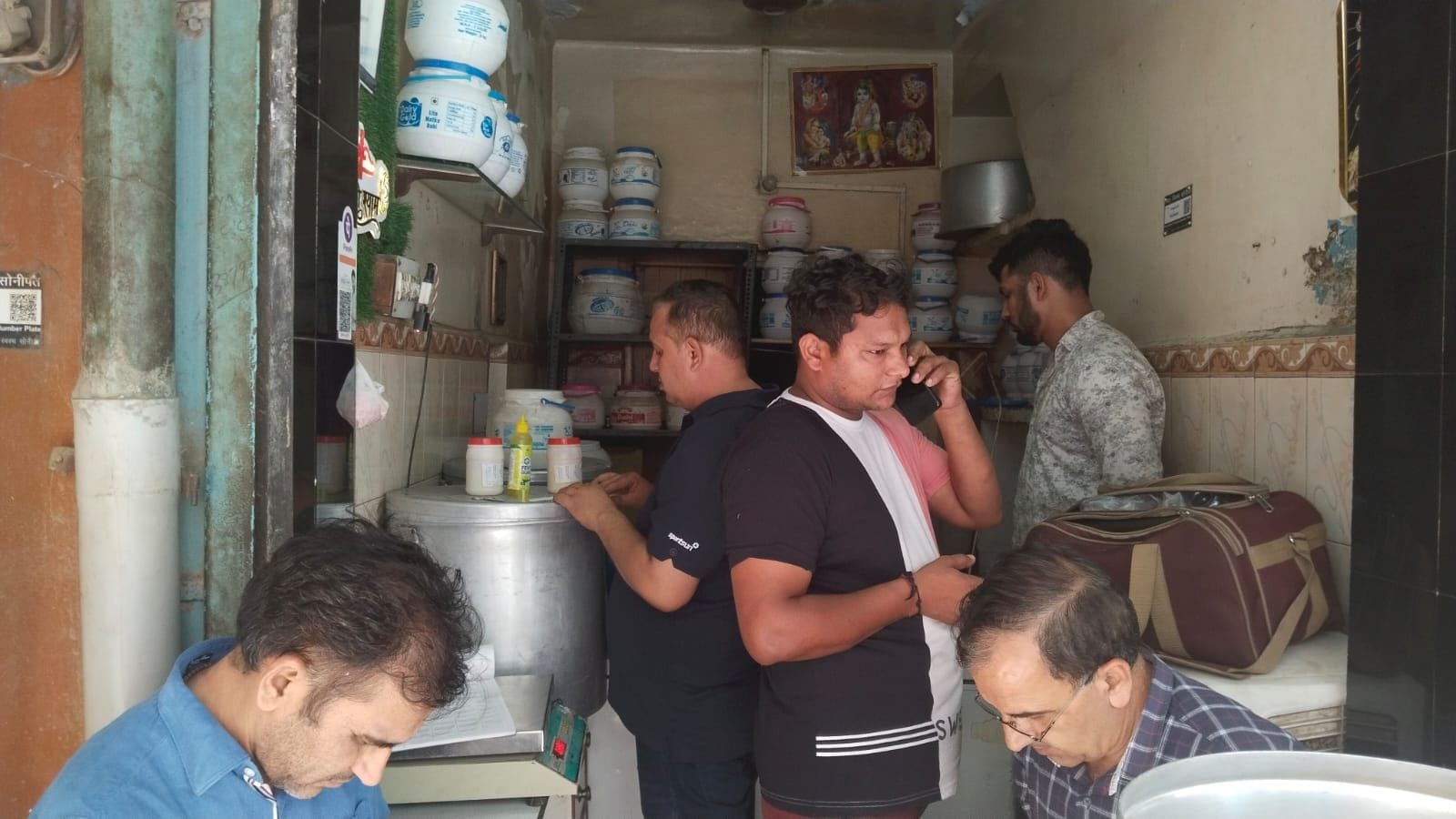 फोटो :32 : सोनीपत स्थित सब्जी मंडी के पास पनीर की दुकान पर जांच करती मुख्यमंत्री उड़नदस्ता की टी