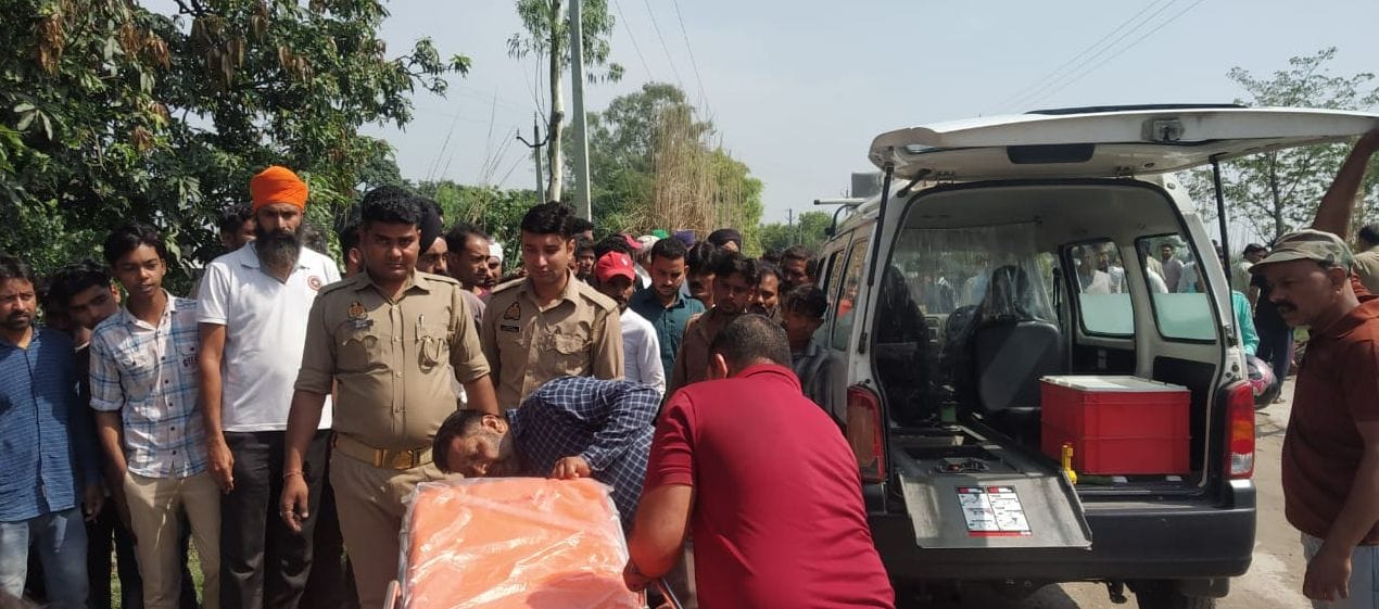 घटनास्थल पर पलटी बस को उठाती क्रेन। संवाद