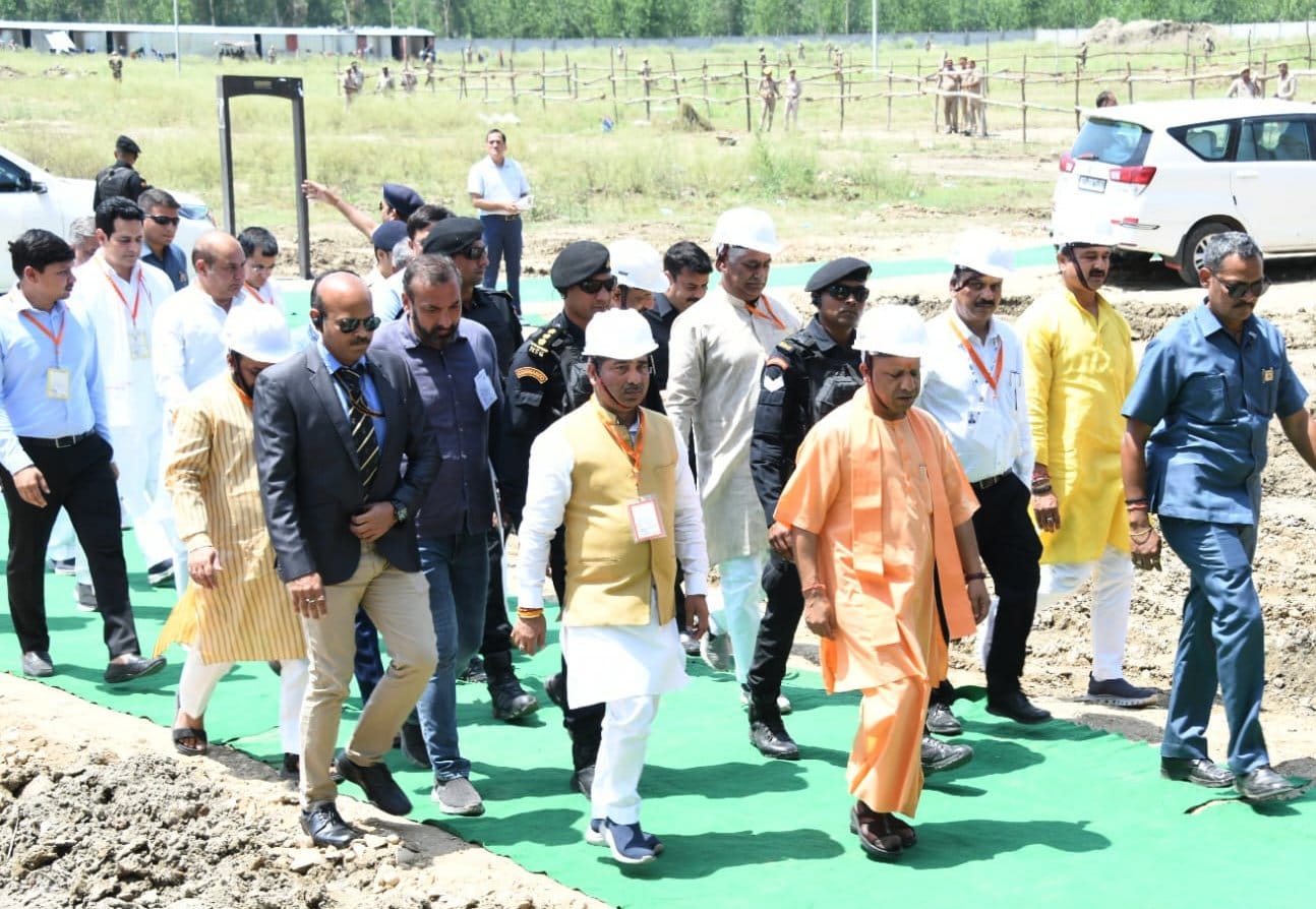 सहारनपुर के शाकंभरी विश्वविद्यालय के मेप के बारे मेे जानकारी लेते मुख्यमंत्री योगी आादित्य नाथ सहारनपुर के शाकंभरी विश्वविद्यालय के मेप के बारे मेे जानकारी लेते मुख्यमंत्री योगी आादित्य नाथ
