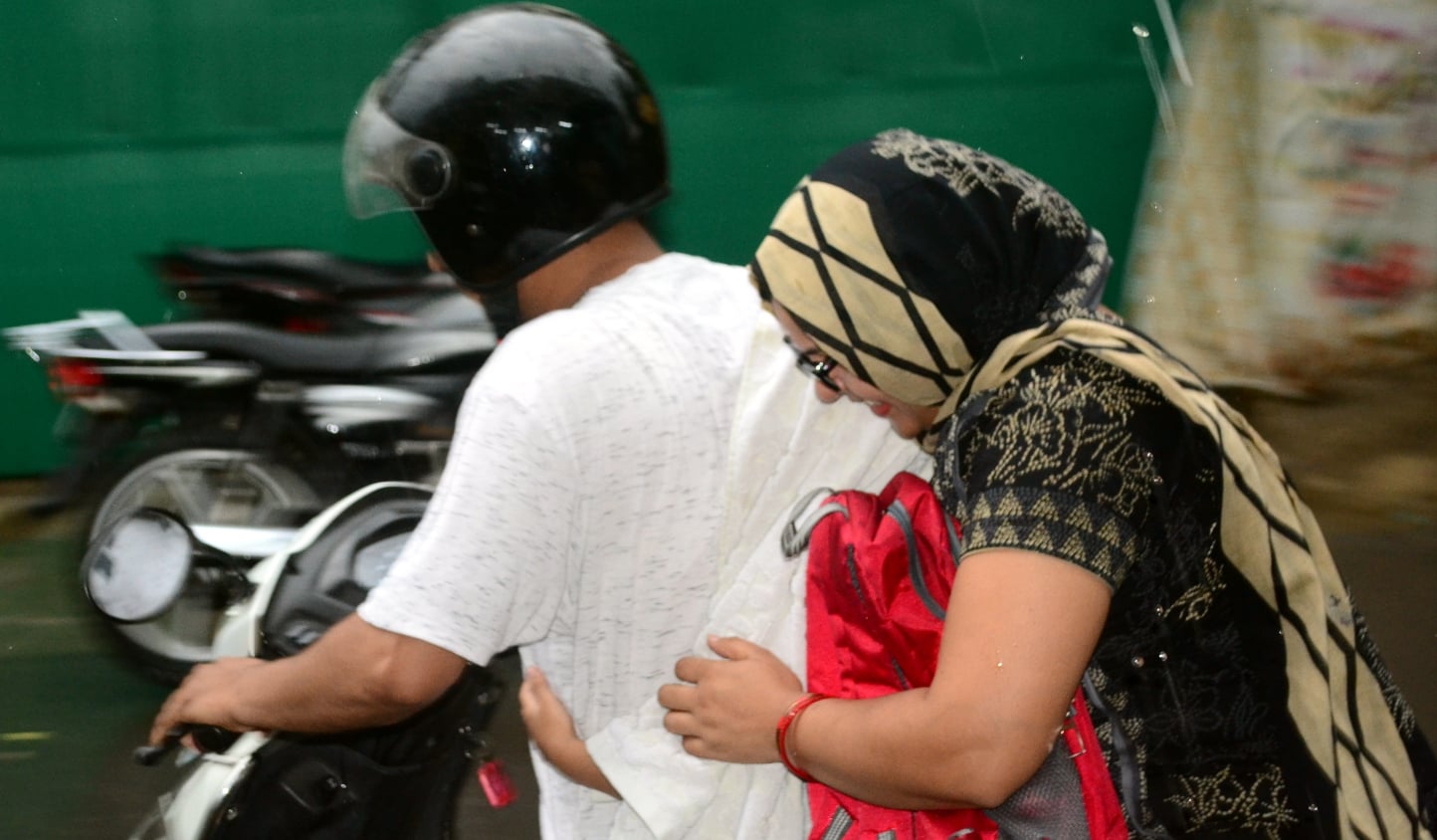शामली बरसात में गुजरते वाहन शामली बरसात में गुजरते वाहन