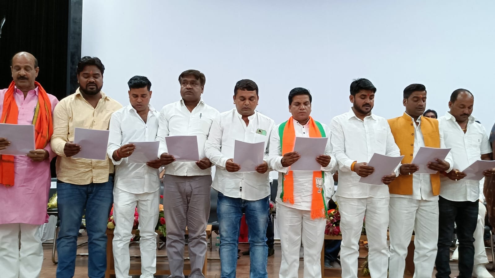 अटल बिहारी प्रेक्षागृह में नगर पालिका अध्यक्ष नेहा वर्मा का शपथ दिलाते एसडीएम।
