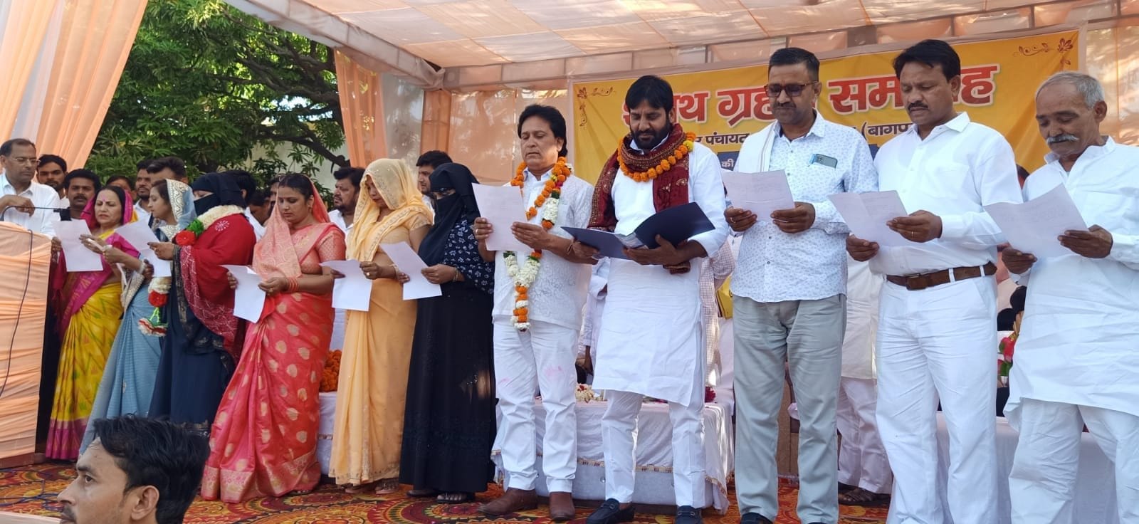 छपरौली में सभासदों को शपथ ग्रहण कराते नगर पंचायत अध्यक्ष धर्मेंद्र खोखर छपरौली में सभासदों को शपथ ग्रहण कराते नगर पंचायत अध्यक्ष धर्मेंद्र खोखर