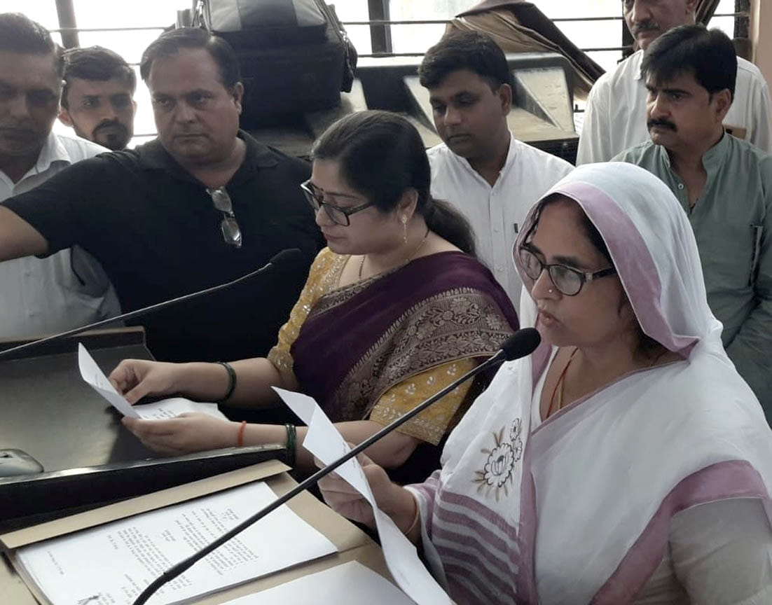 छपरौली में सभासदों को शपथ ग्रहण कराते नगर पंचायत अध्यक्ष धर्मेंद्र खोखर छपरौली में सभासदों को शपथ ग्रहण कराते नगर पंचायत अध्यक्ष धर्मेंद्र खोखर