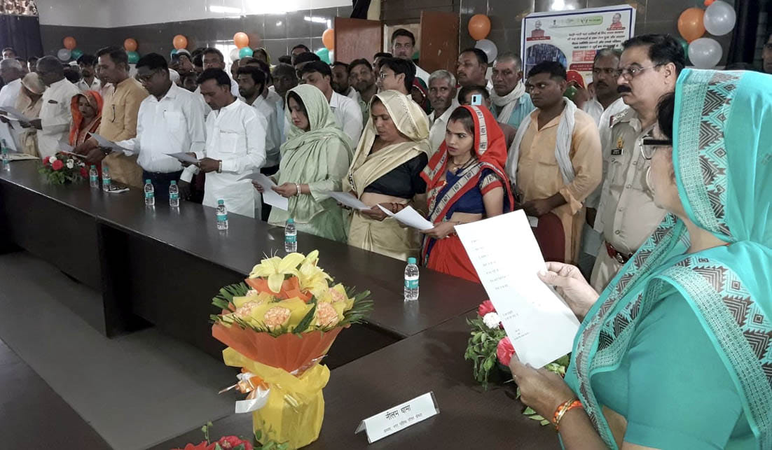 छपरौली में सभासदों को शपथ ग्रहण कराते नगर पंचायत अध्यक्ष धर्मेंद्र खोखर छपरौली में सभासदों को शपथ ग्रहण कराते नगर पंचायत अध्यक्ष धर्मेंद्र खोखर