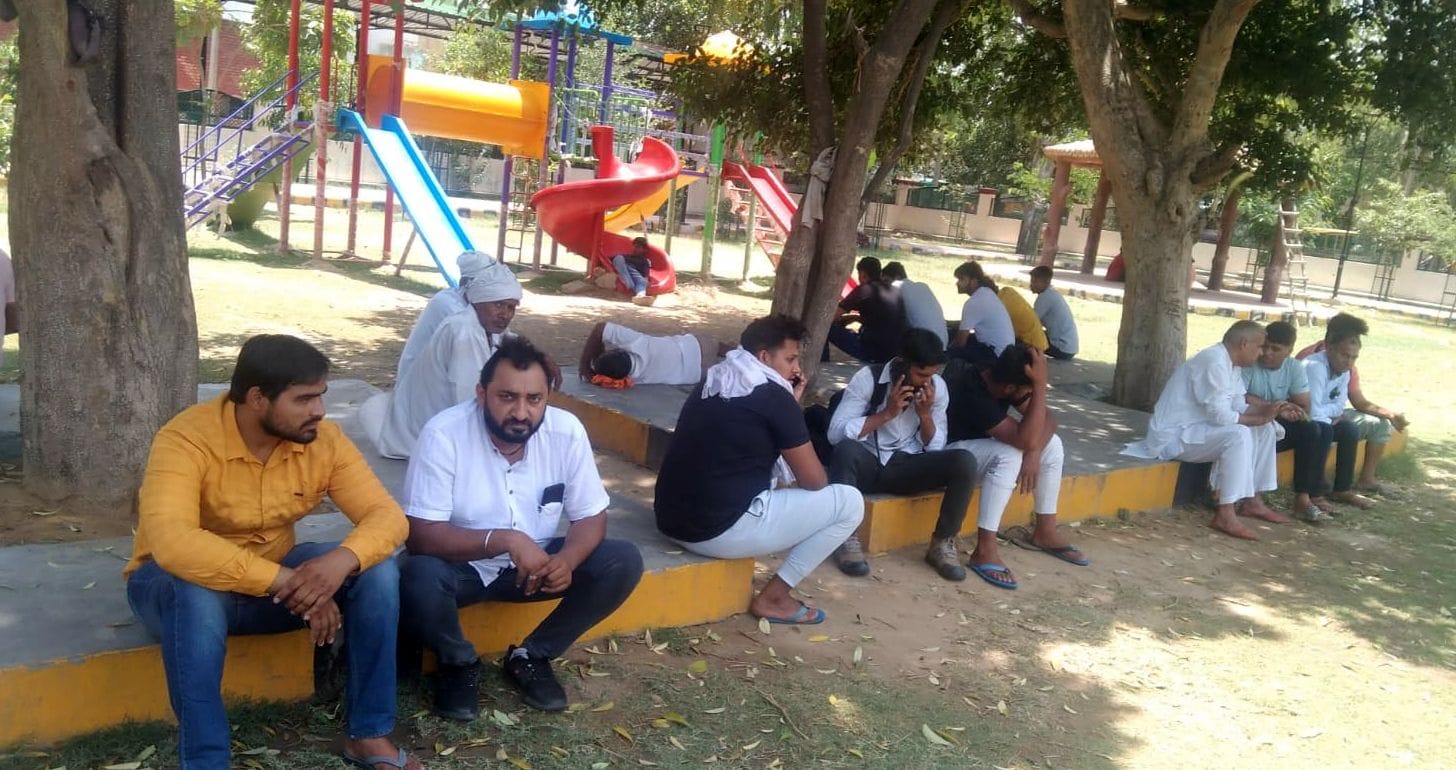 फोटो 25- सड़क हादसे के बाद शव लेने नागरिक अस्पताल में पहुंचे परिजन।