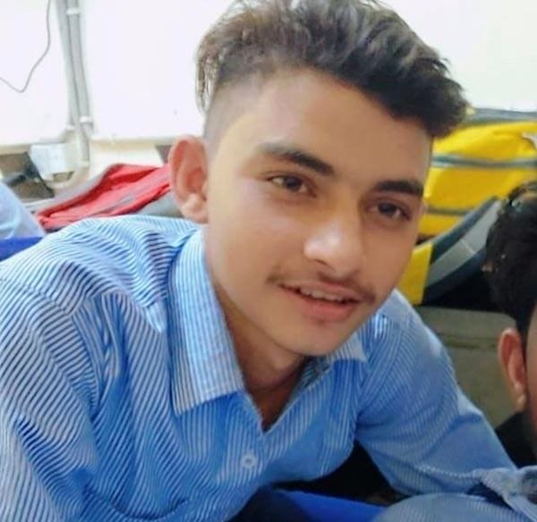 फोटो 25- सड़क हादसे के बाद शव लेने नागरिक अस्पताल में पहुंचे परिजन।