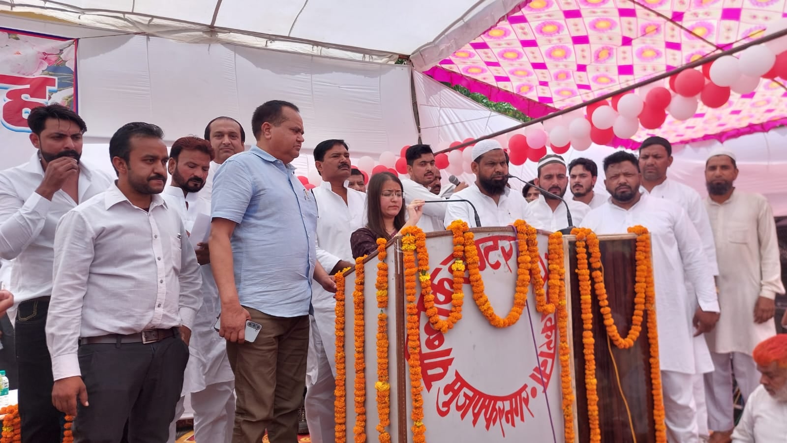 गढीपुख़्ता  सर्व हितकारी कन्या इंटर कालेज  में आयोजित शपथ ग्रहण समारोह में नवनिर्वाचित चेयरमैन 