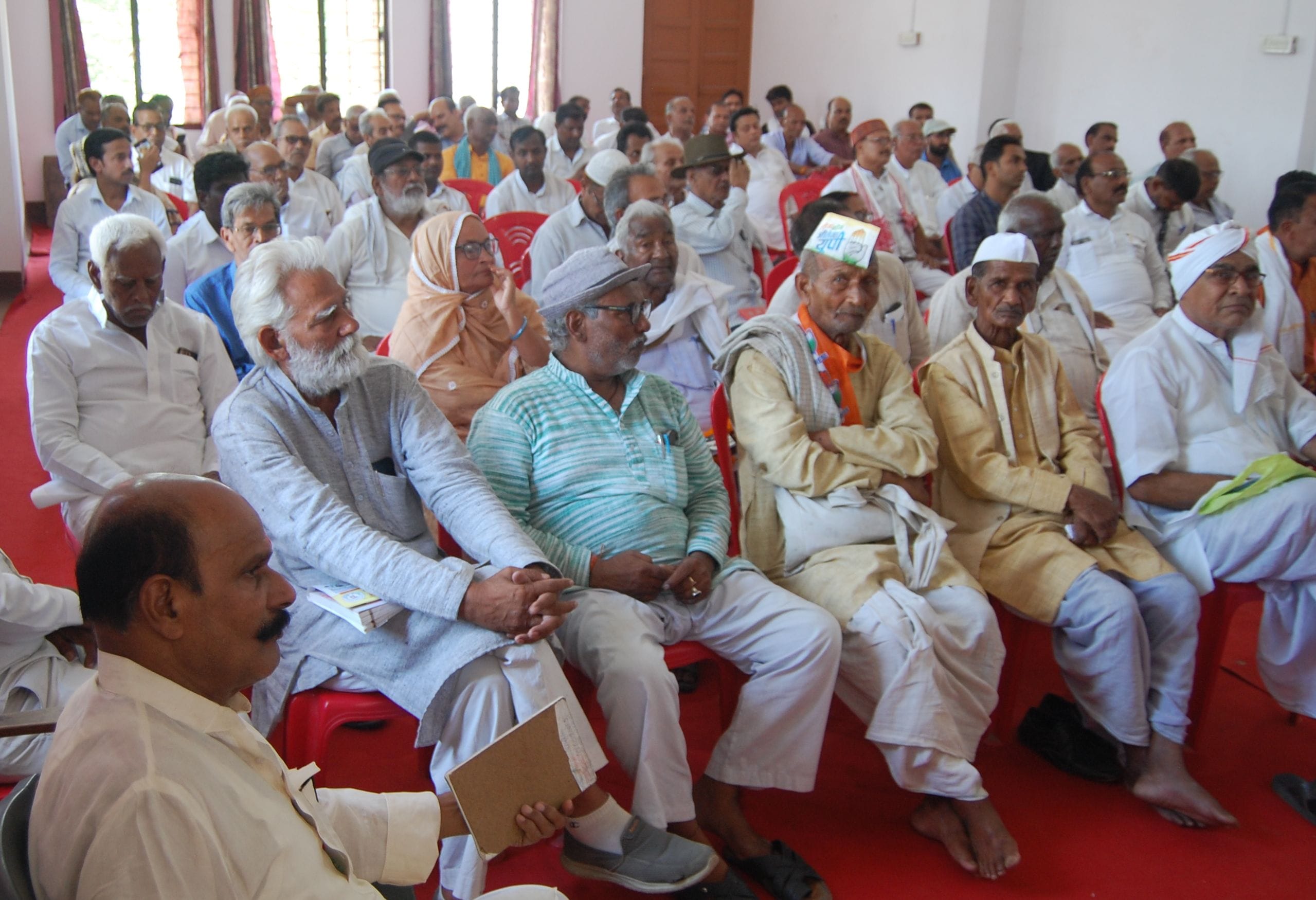 गांधीजन मंच की ओर से नागरी प्रचारिणी में आयोजित संगोष्ठी में मंचासीन अतिथि तथा उपस्थित लोग गांधीजन मंच की ओर से नागरी प्रचारिणी में आयोजित संगोष्ठी में मंचासीन अतिथि तथा उपस्थित लोग