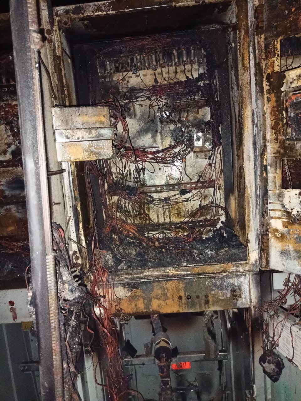 काले बादलों की ओट से झांकता सूरज। संवाद