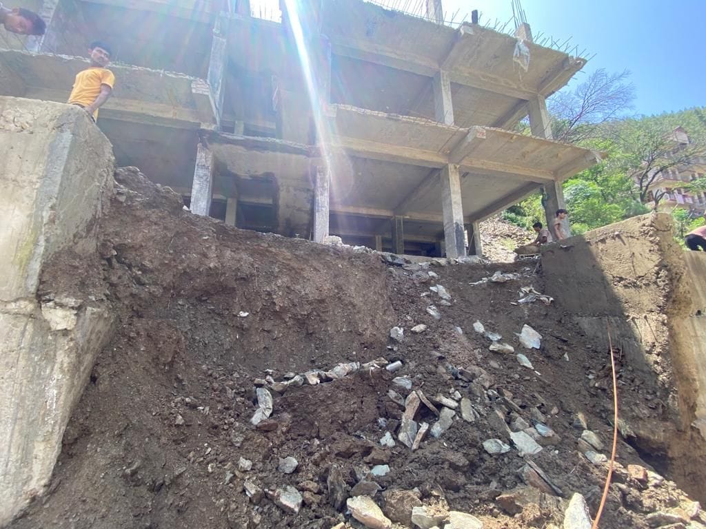कल्याणपुर में डंगे की चपेट में आए मकान की दिवार में पड़ी दरारें। कल्याणपुर में डंगे की चपेट में आए मकान की दिवार में पड़ी दरारें।