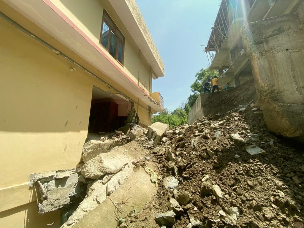कल्याणपुर में डंगे की चपेट में आए मकान की दिवार में पड़ी दरारें। कल्याणपुर में डंगे की चपेट में आए मकान की दिवार में पड़ी दरारें।