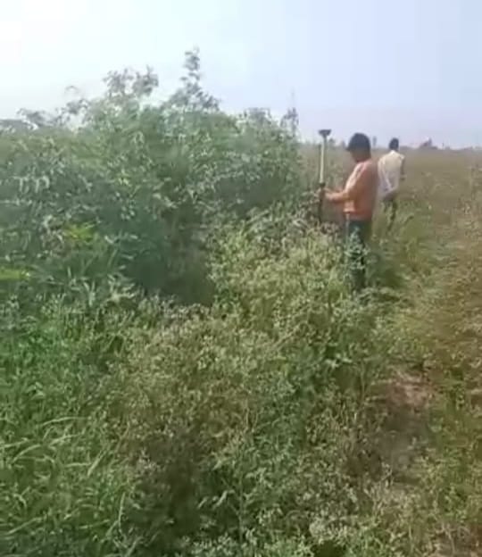 कृष्णा नदी में उठते प्रदूषित पानी के झाग । कृष्णा नदी में उठते प्रदूषित पानी के झाग ।