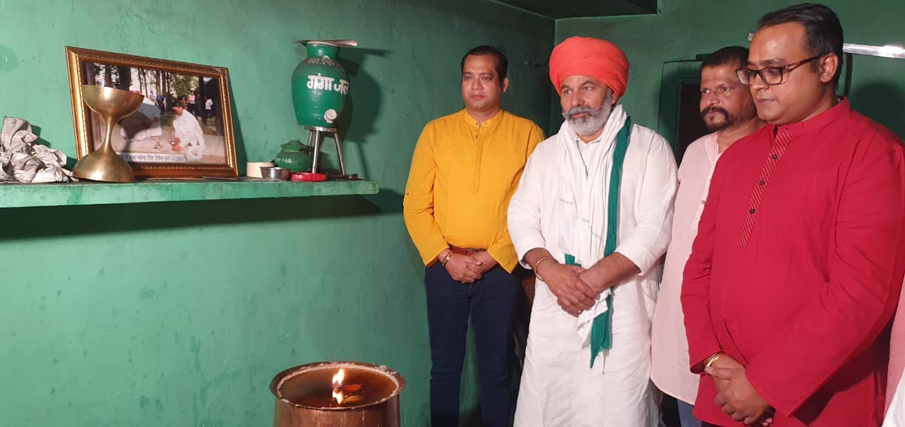 मुजफ्फरनगर : सिसौली में अजय हरिनाथ सिंह का स्वागत करते राकेश टिकैत। मुजफ्फरनगर : सिसौली में अजय हरिनाथ सिंह का स्वागत करते राकेश टिकैत।