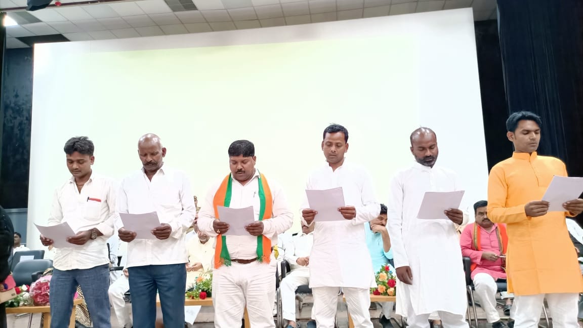 नगर पंचायत कप्तानगंज के सदस्यो ने ली शपथ। नगर पंचायत कप्तानगंज के सदस्यो ने ली शपथ।