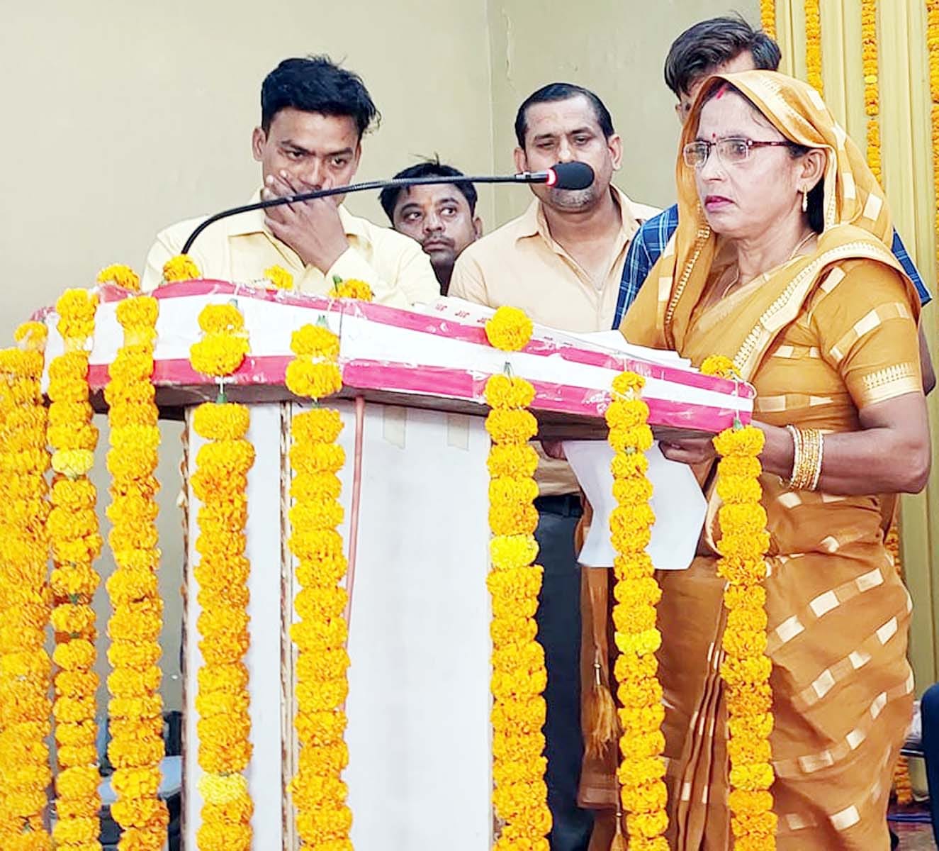 पुवायां में चेयरमैन संजय गुप्ता को शपथ दिलाते एसडीएम। संवाद