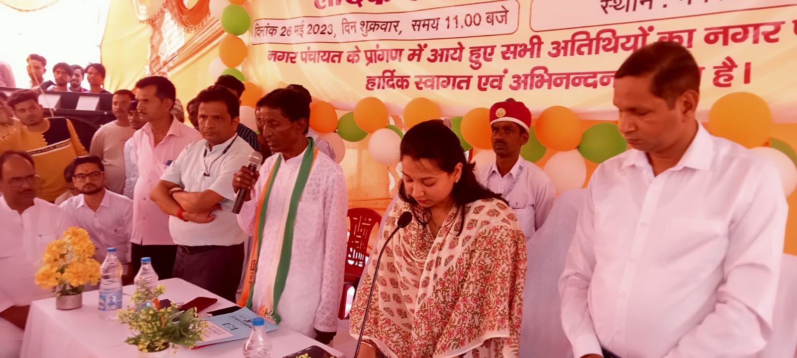 पुवायां में चेयरमैन संजय गुप्ता को शपथ दिलाते एसडीएम। संवाद