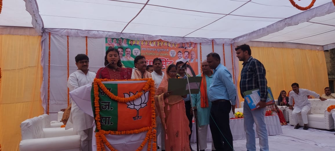 पुवायां में चेयरमैन संजय गुप्ता को शपथ दिलाते एसडीएम। संवाद