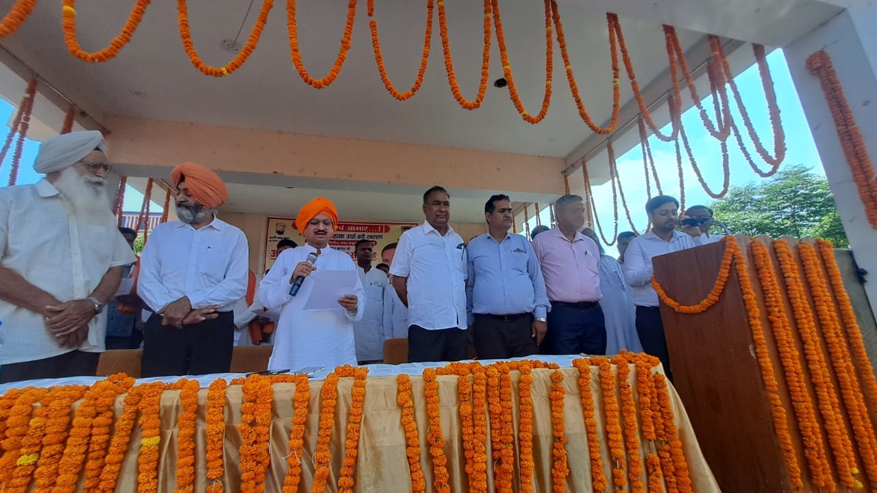 पुवायां में चेयरमैन संजय गुप्ता को शपथ दिलाते एसडीएम। संवाद