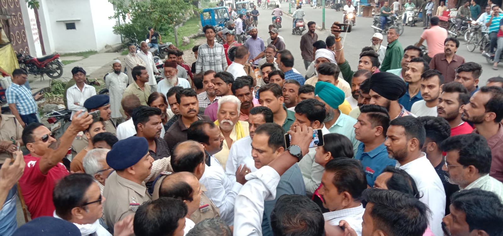 विरोध कर रहे पालिकाध्यक्ष, विधायक प्रतिनिधि समेत अन्य को ले जाती पुलिस की बस विरोध कर रहे पालिकाध्यक्ष, विधायक प्रतिनिधि समेत अन्य को ले जाती पुलिस की बस