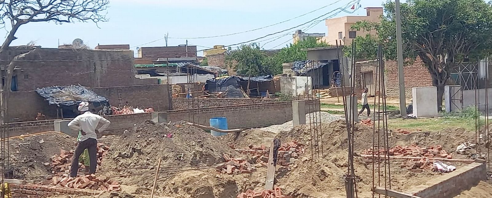 आसफपुर ग्राम पंचायत में मॉडल शॉप का दूसरी जगह चल रहा निर्माण। संवाद