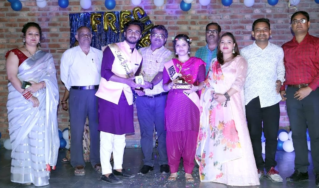 बिजनौर के कृष्णा कॉलेज में फेयरवेल पार्टी में चुनी गई मिस फेयरवेल को सम्मानित करते अतिथिगण।