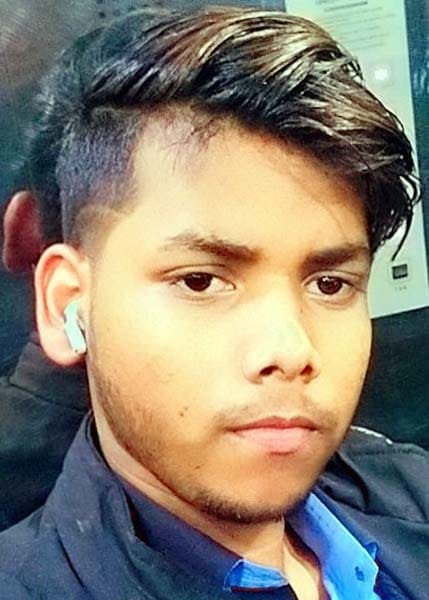 चकलुआ घाट पर मौजूद महिलाओं से चंद्रपाल के बारे में जानकारी करती पुलिस। संवाद