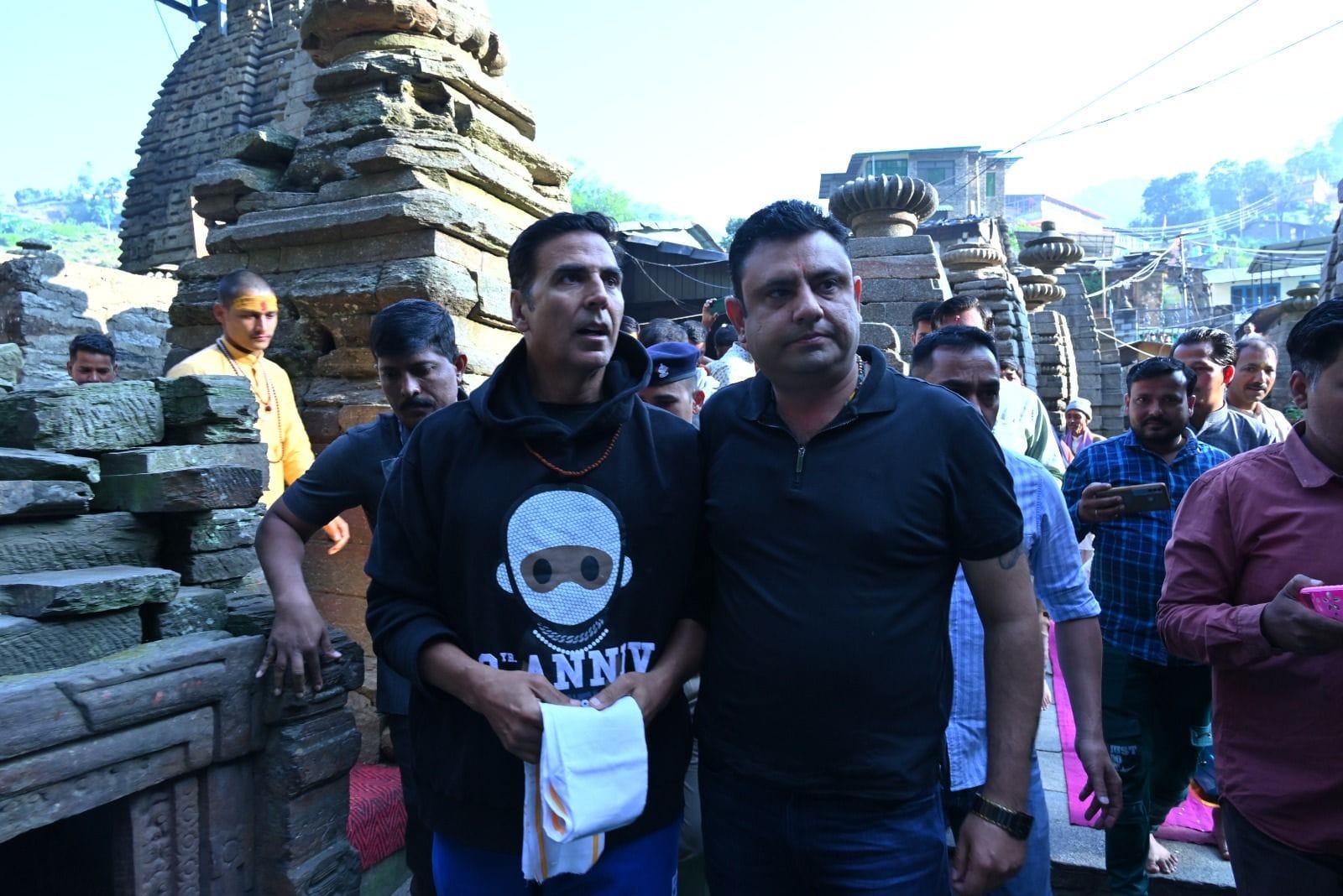 जागेश्वर धाम स्थित ज्योर्तिलिंग की पूजा करते अक्षय कुमार। संवाद जागेश्वर धाम स्थित ज्योर्तिलिंग की पूजा करते अक्षय कुमार। संवाद