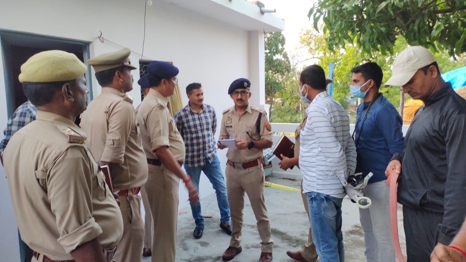 रामपुर गांव में घटना के बाद जुटी ग्रामीणों की भीड़ व जांच करती पुलिस