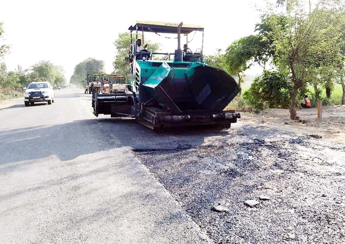 शाहजहांपुर पलिया हाईवे पर लक्ष्मीपुर के पास पत्थर, मिट्टी की लेबलिंग कर ही मशीन। संवाद