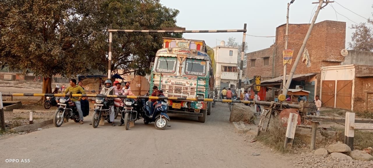 शनिवार सुबह 11 बजे क्रासिंग गिरा तो नियम तोड़ कर बैरियर पार करते लोग। शनिवार सुबह 11 बजे क्रासिंग गिरा तो नियम तोड़ कर बैरियर पार करते लोग।