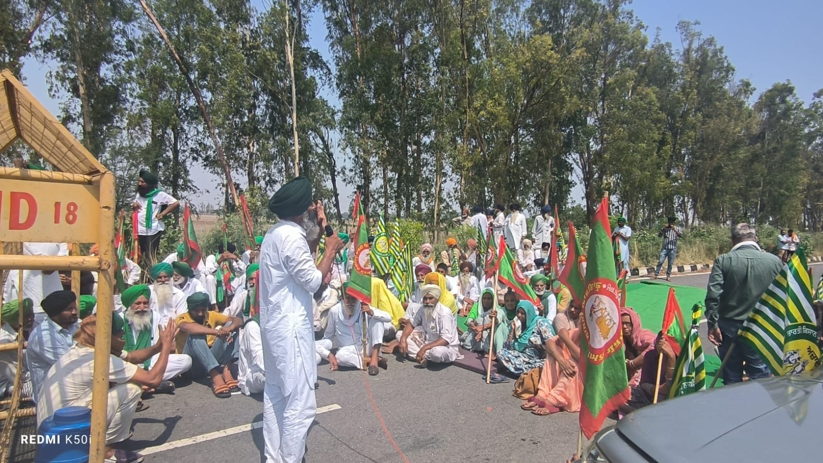 28जेएनडी10: थाना में सरकार के खिलाफ नारेबाजी करते हुए खाप नेता। संवाद 28जेएनडी10: थाना में सरकार के खिलाफ नारेबाजी करते हुए खाप नेता। संवाद