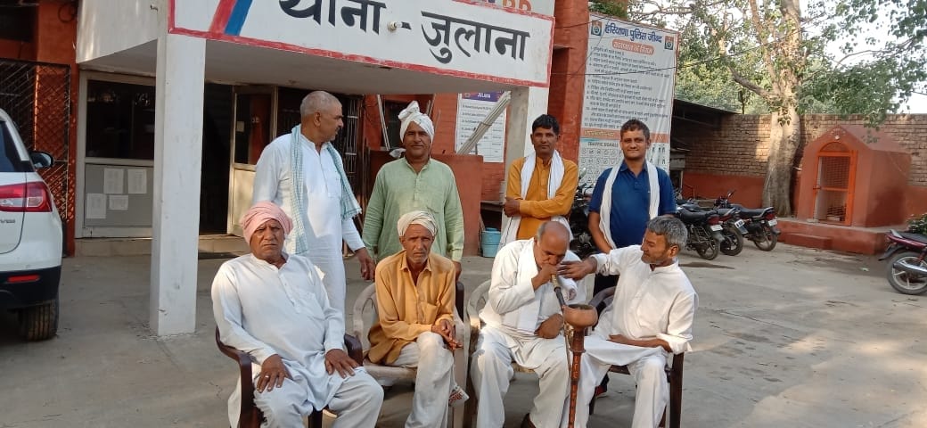 28जेएनडी10: थाना में सरकार के खिलाफ नारेबाजी करते हुए खाप नेता। संवाद 28जेएनडी10: थाना में सरकार के खिलाफ नारेबाजी करते हुए खाप नेता। संवाद