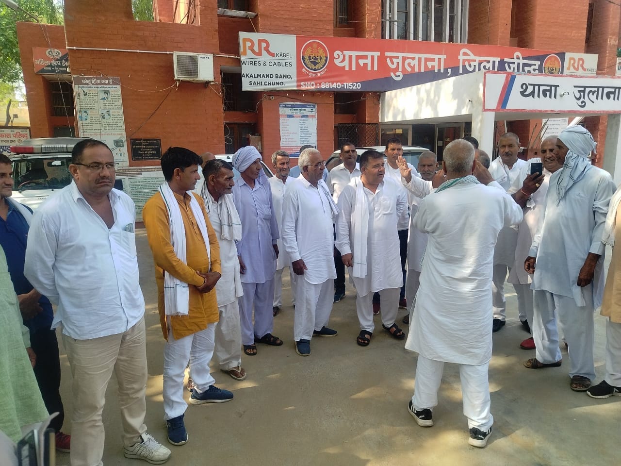 28जेएनडी10: थाना में सरकार के खिलाफ नारेबाजी करते हुए खाप नेता। संवाद 28जेएनडी10: थाना में सरकार के खिलाफ नारेबाजी करते हुए खाप नेता। संवाद