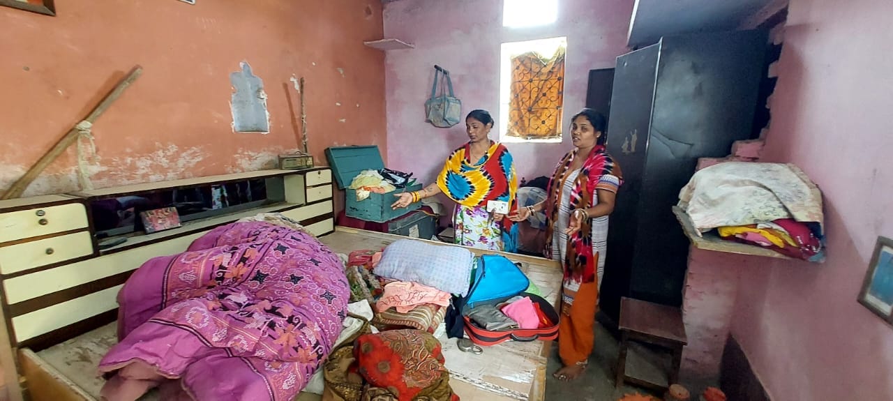 घर में लूटपाट और मां की हत्या के बाद दरवाजे पर बिलखती बेटियां व अन्य घर में लूटपाट और मां की हत्या के बाद दरवाजे पर बिलखती बेटियां व अन्य