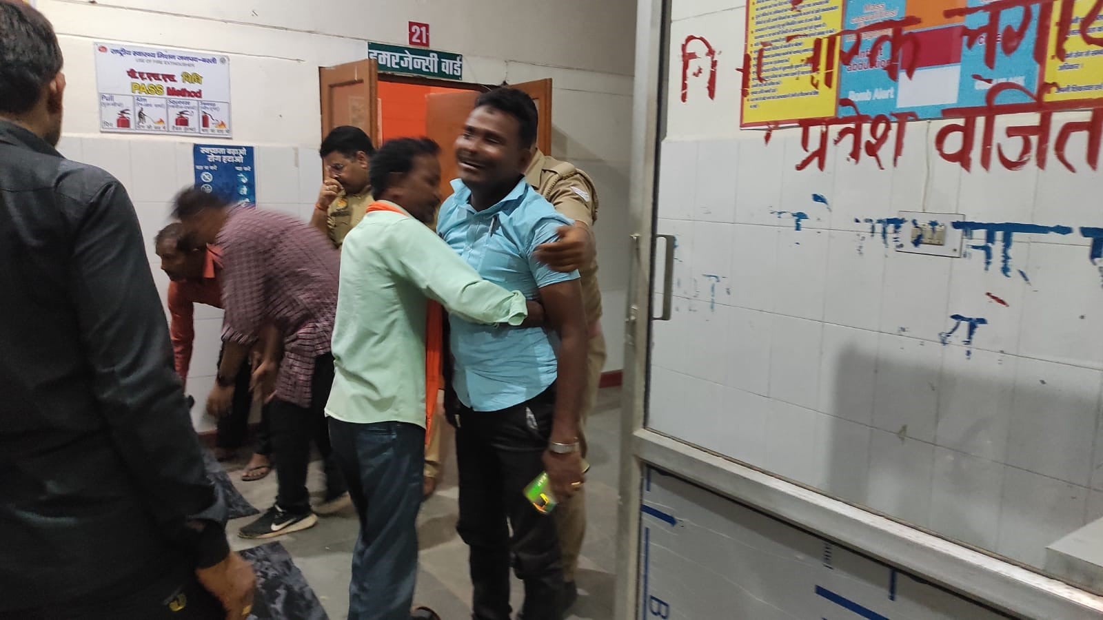 घटना स्थल पर पहुंची पुलिस व एंबुलेंस