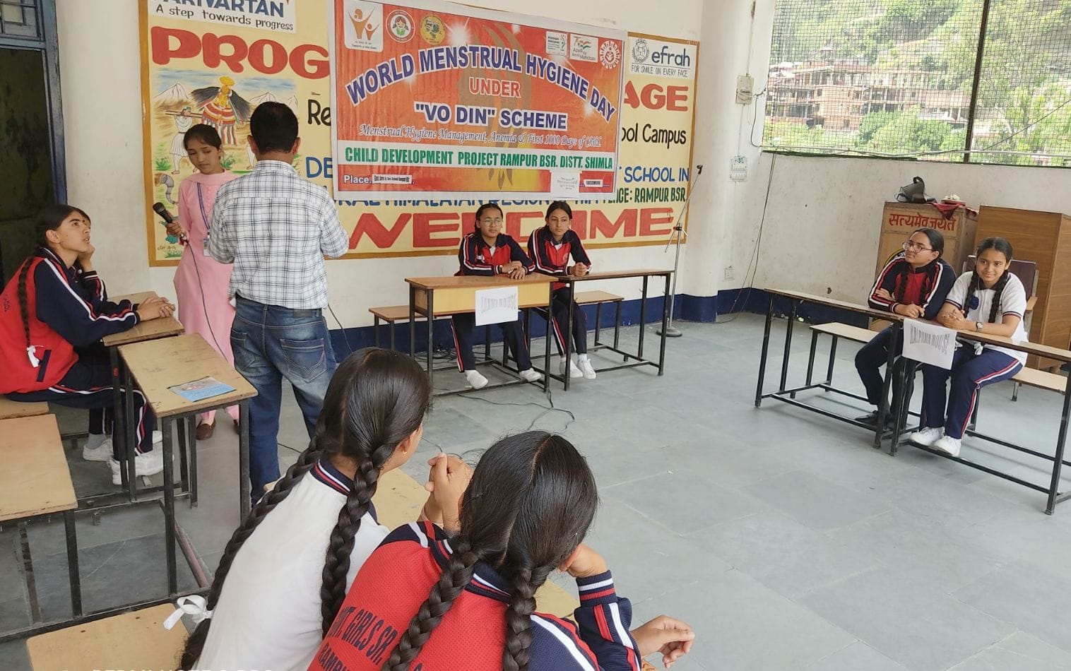 कन्या स्कूल में आयोजित चित्रकला प्रतियोगिता में भाग लेती छात्राएं।
