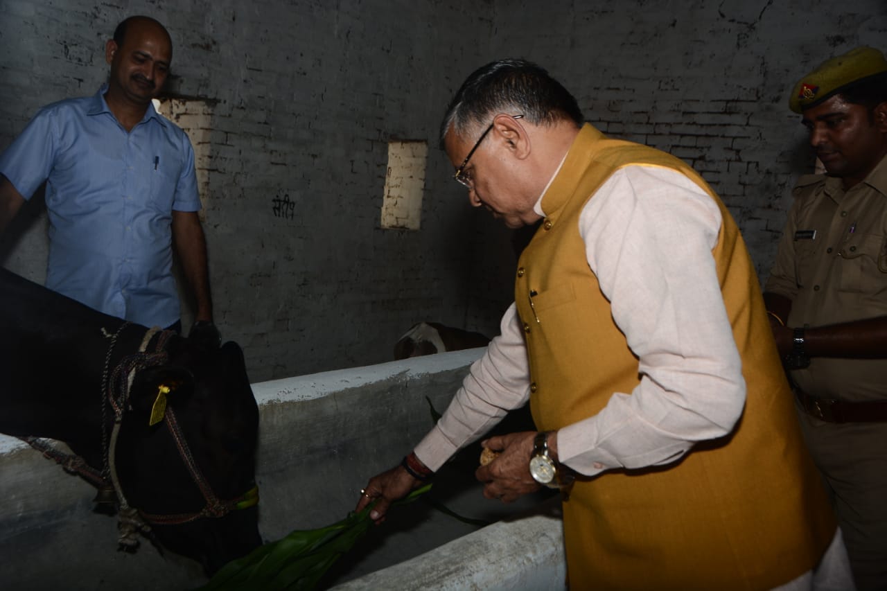 कारागार राज्य मंत्री (स्वतंत्र प्रभार) धर्मवीर प्रजापति को जेल अधिकारियों ने सौंपा स्मृति चिन्ह कारागार राज्य मंत्री (स्वतंत्र प्रभार) धर्मवीर प्रजापति को जेल अधिकारियों ने सौंपा स्मृति चिन्ह