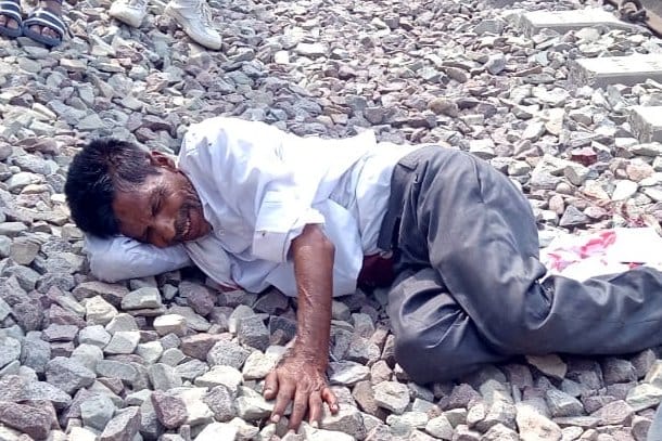 मैगलगंज में रेल हादसे के बाद जुटी भीड़