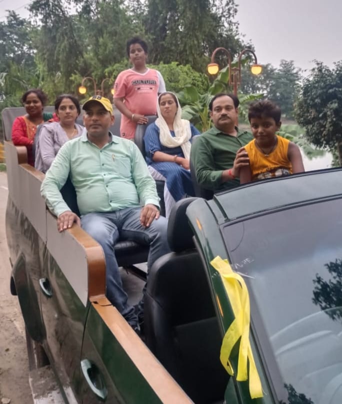 मुस्तफाबाद स्थित पार्किंग स्थल पर लगीं वाहनों की कतार। संवाद