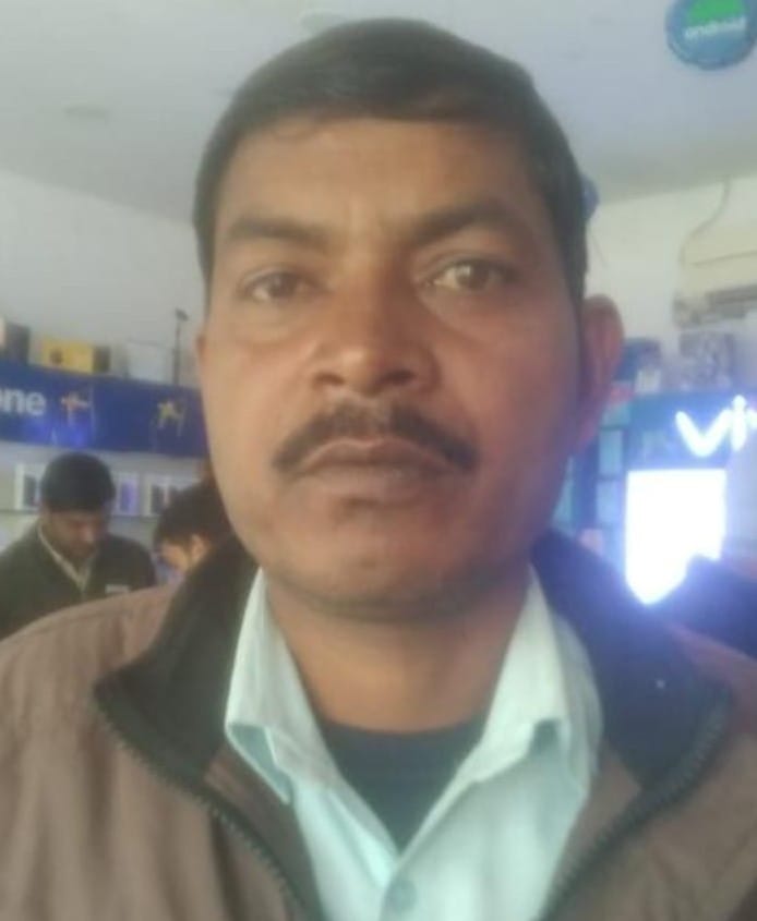 वाल्टरगंज थाना क्षेत्र के पलान गांव निवासी संतकुमार ऊर्फ पप्पू गुप्ता की मौत पर रोते बिलखते परि वाल्टरगंज थाना क्षेत्र के पलान गांव निवासी संतकुमार ऊर्फ पप्पू गुप्ता की मौत पर रोते बिलखते परि