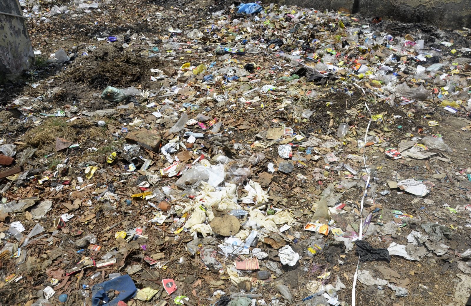 जिला अस्पताल में कूड़े में डालने को ले जाते मेडिकल कचरा। संवाद