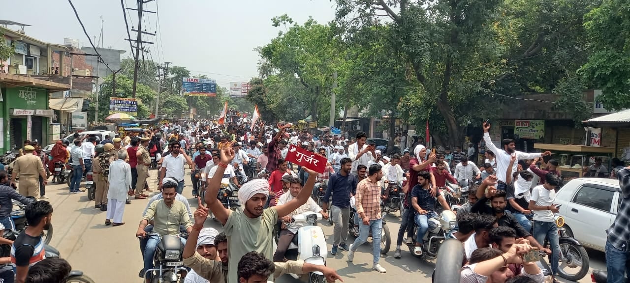 नकुड़ में एचआईटी कालेज के पास यात्रा रोकने को तैनात किया गया पुलिस बल